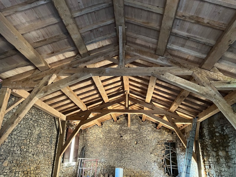 Maison avec une toiture en tuiles et une charpente en chêne visible