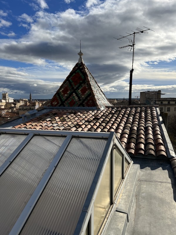 Équipe de couvreurs zingueurs Masclaux Toiture, experts en rénovation de toiture à Nîmes.