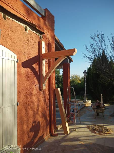 Ou faire réaliser un auvent par un professionnel à Nîmes dans le Gard