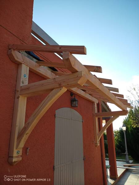 Ou faire réaliser un auvent par un professionnel à Nîmes dans le Gard