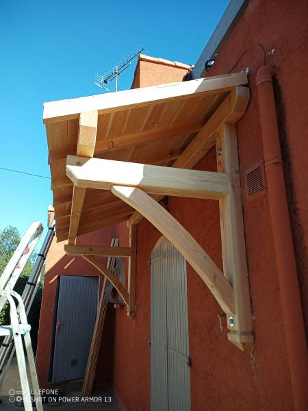 Ou faire réaliser un auvent par un professionnel à Nîmes dans le Gard