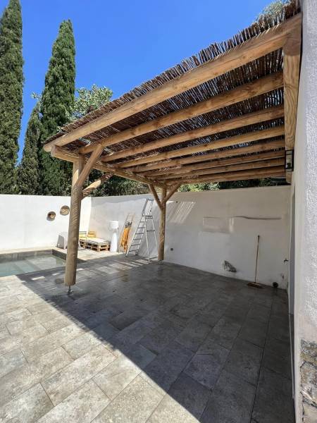Ou faire réaliser une pergola en rondin à Nîmes dans le Gard
