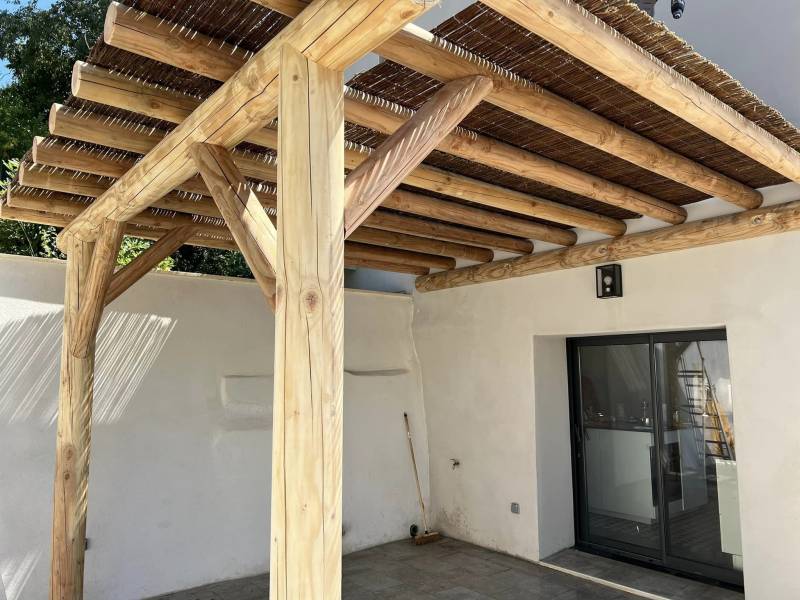 Ou faire réaliser une pergola en rondin à Nîmes dans le Gard