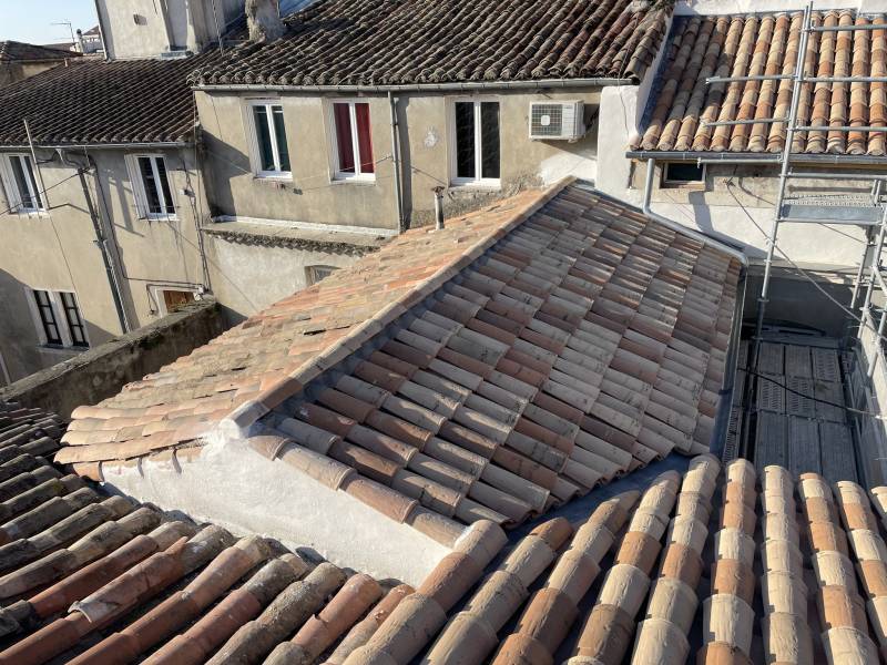 Réfection de toiture dans le secteur sauvegardé Rue de la Madeleine à Nîmes