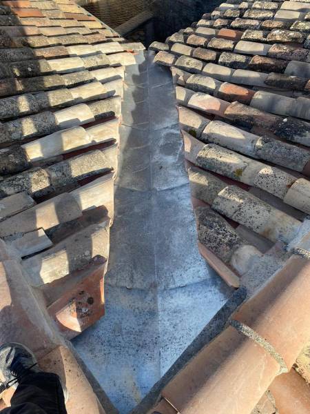 Réfection des zingueries sur un château à proximité de Nîmes dans le Gard