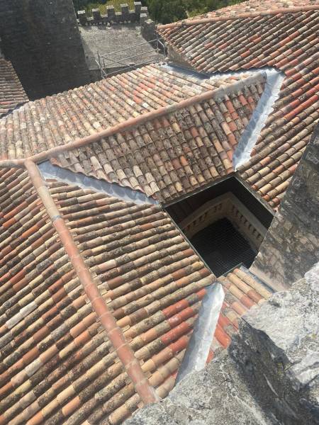 Toiture en tuile chateau dans le Gard et alentours