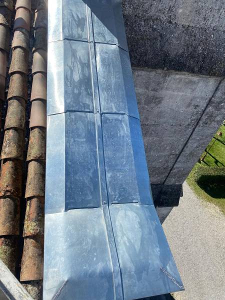 Entablement en zinc fini, installé sur une toiture à Sauve, Gard