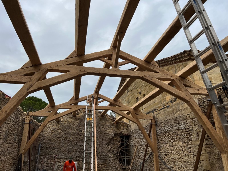 Réalisation d’une charpente en chêne à Uzès et alentours dans le Gard