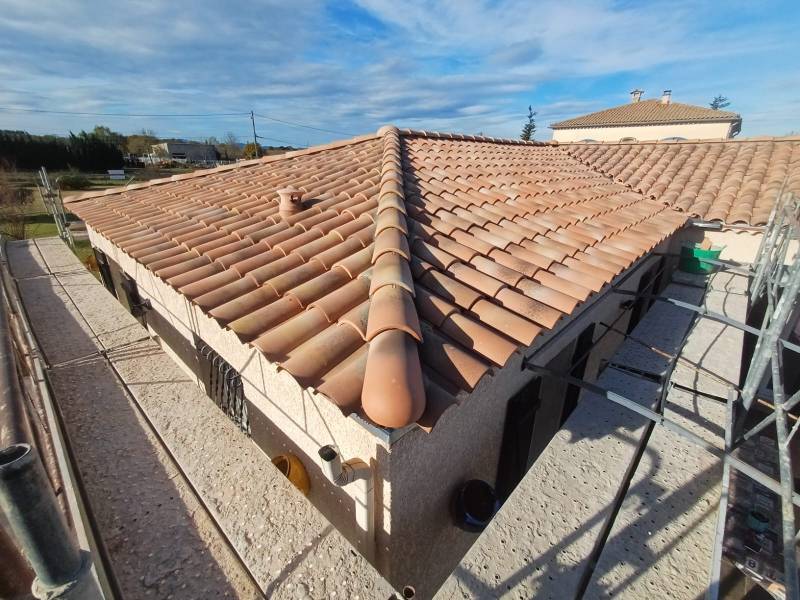 une maison à Lédignan dans le Gard après la réfection d'une toiture en tuile mécanique à Lédignan dans le Gard.