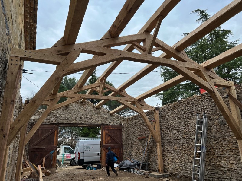 Réalisation d’une charpente en chêne à Uzès et alentours dans le Gard