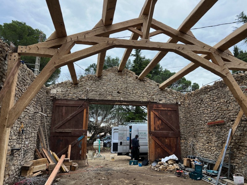 Réalisation d’une charpente en chêne à Uzès et alentours dans le Gard