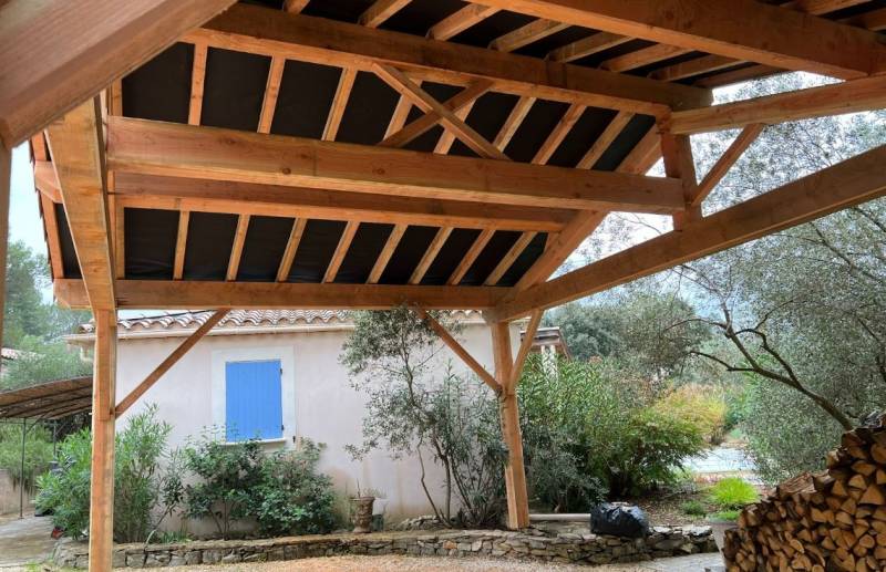 Réalisation d'une charpente pour abris de voiture à Nîmes et alentours dans le Gard