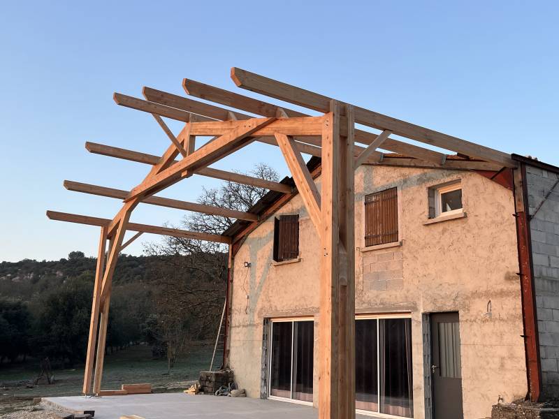 Réalisation d'un agrandissement en charpente traditionnelle à Vallérargues à côté d'Uzès