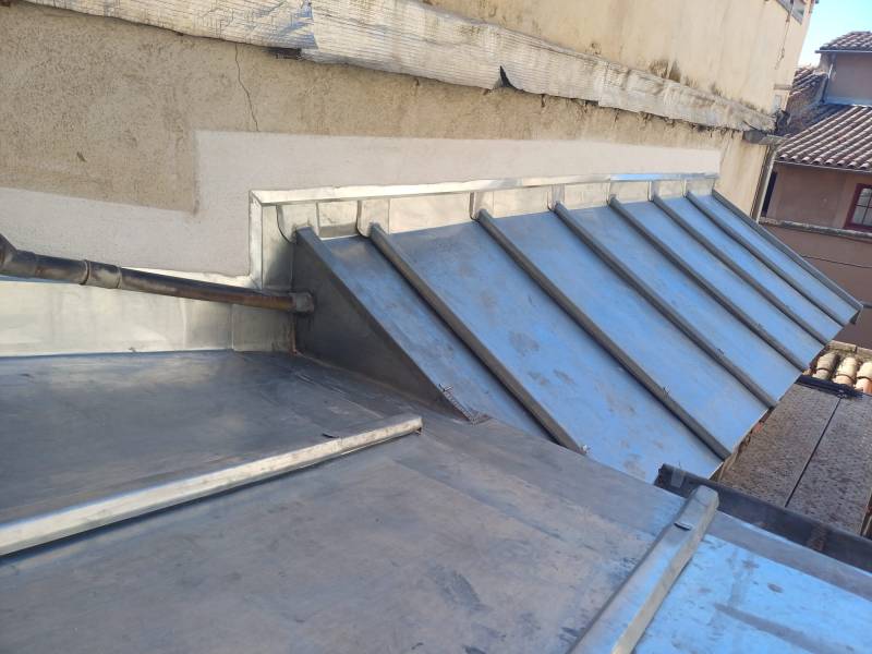 Toiture en zinc à tasseaux sur mesure, finition irréprochable Nîmes Gard