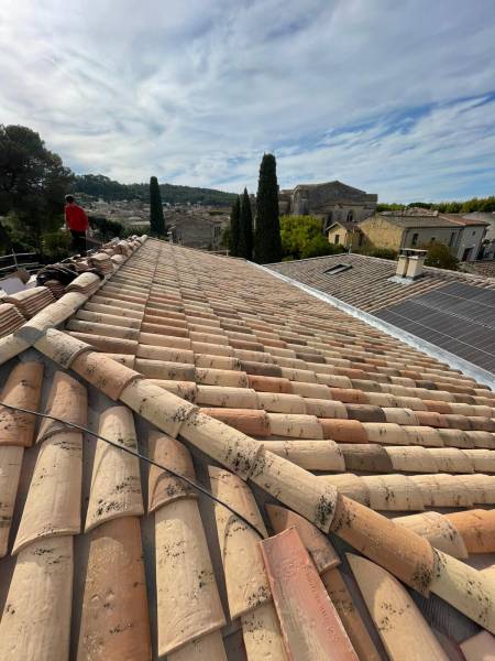 Réfection de toiture à Nîmes avec pose de tuiles canal sur plaques sous-tuile.