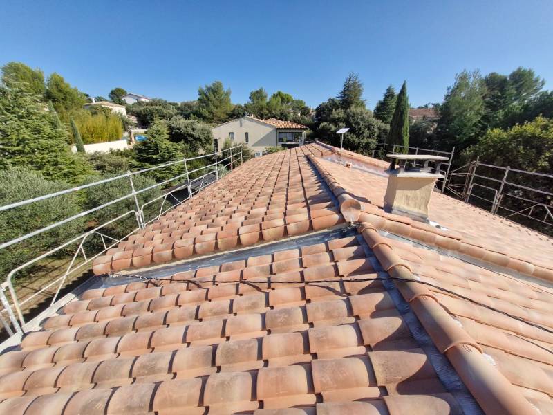 Vue panoramique de la villa à Nîmes après la rénovation complète de sa toiture, montrant l'isolation et la charpente renforcées.