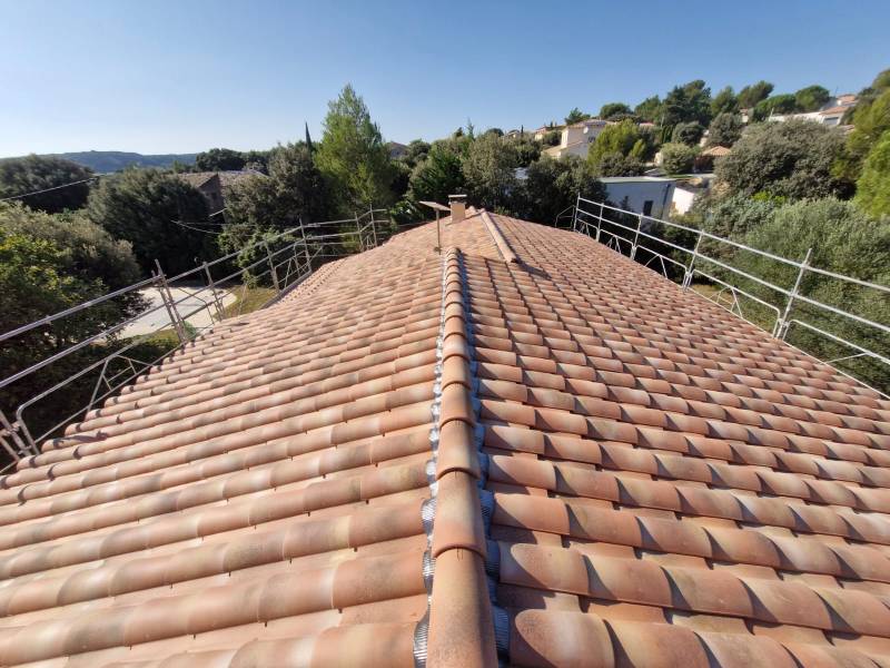 Rénovation complète de toiture de villa à Nîmes dans le Gard avec Masclaux Toiture, vue rapprochée sur des tuiles neuves.
