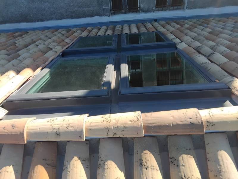 Intérieur d'un comble aménagé et très lumineux grâce à une fenêtre de toit Vélux sur mesure installée dans le Gard.