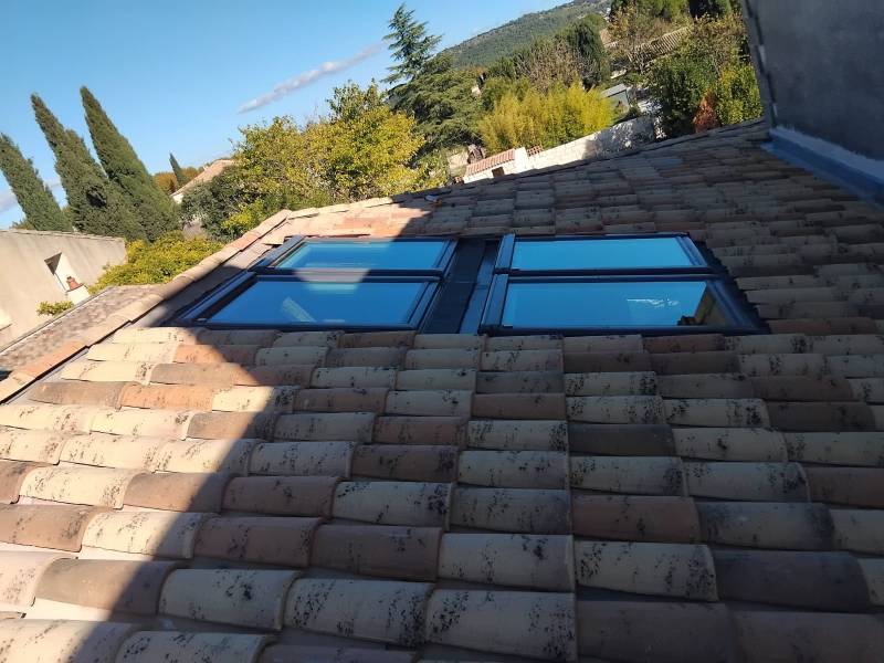 Pose professionnelle d'une fenêtre de toit Vélux en projection sur une toiture en tuiles, réalisée par Masclaux Toiture à Nîmes.