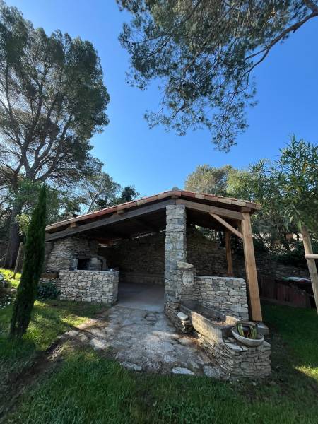 Abris barbecue à Nîmes dans le Gard