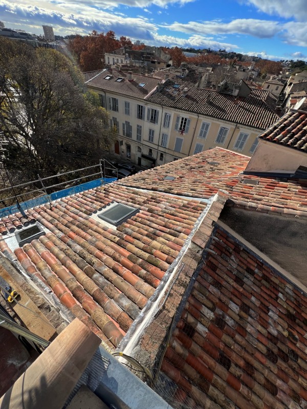 Rénovation complète d'une toiture Square de la Bouquerie à Nîmes dans le Gard