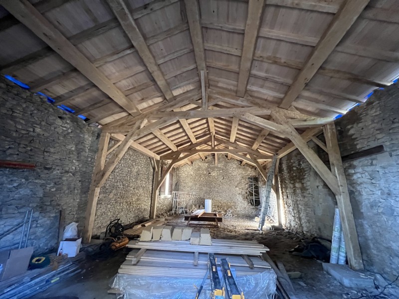 Réalisation d’une charpente en chêne à Uzès et alentours dans le Gard