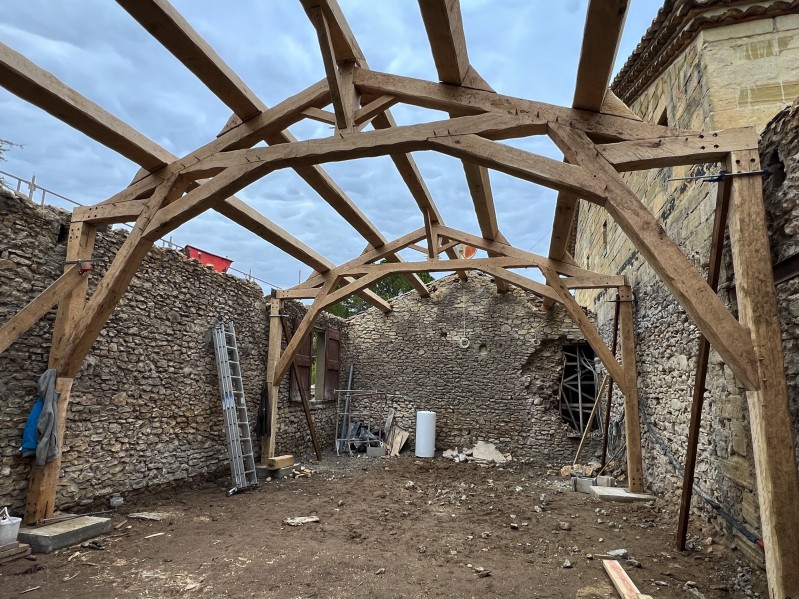 Réalisation d’une charpente en chêne à Uzès et alentours dans le Gard