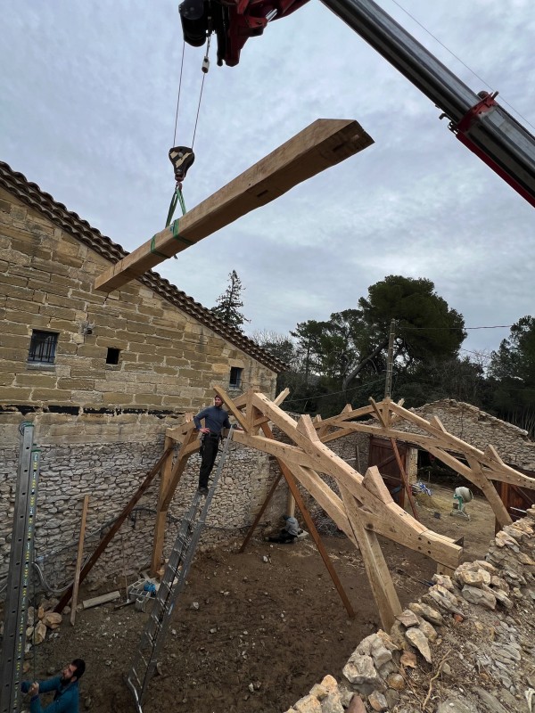 Réalisation d’une charpente en chêne à Uzès et alentours dans le Gard