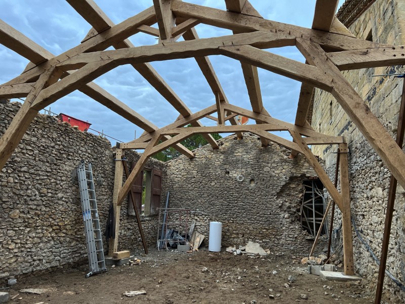 Réalisation d’une charpente en chêne à Uzès et alentours dans le Gard