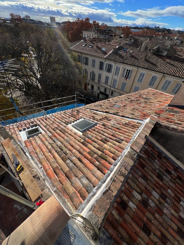 Rénovation complète d'une toiture Square de la Bouquerie à Nîmes dans le Gard