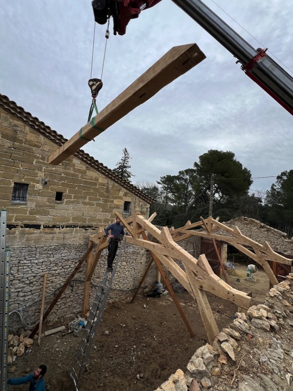 Réalisation d’une charpente en chêne à Uzès et alentours dans le Gard
