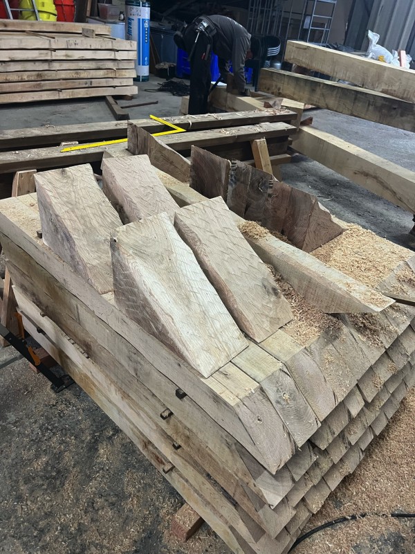 Réalisation d’une charpente en chêne à Uzès et alentours dans le Gard