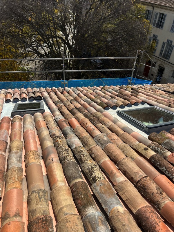 Rénovation complète d'une toiture Square de la Bouquerie à Nîmes dans le Gard