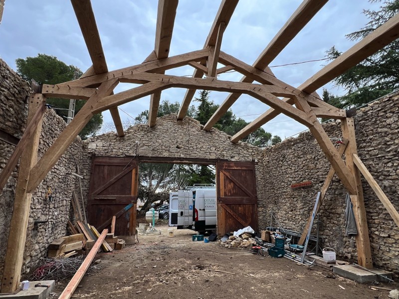 Réalisation d’une charpente en chêne à Uzès et alentours dans le Gard