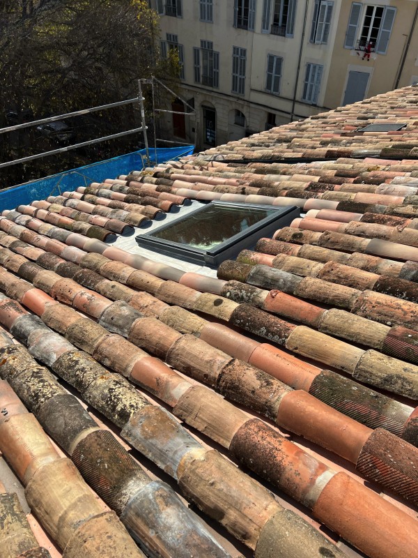 Rénovation complète d'une toiture Square de la Bouquerie à Nîmes dans le Gard